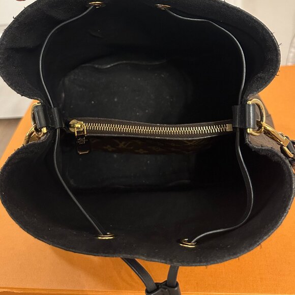 LOUIS VUITTON NeoNoe MM in Black - Picture 11 of 16
